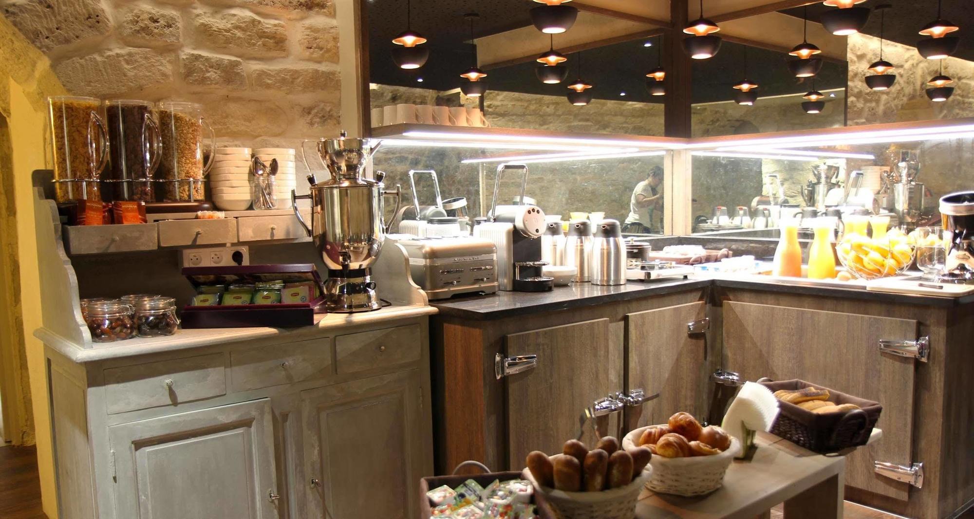 Western Le Montmartre - Saint Pierre 3*