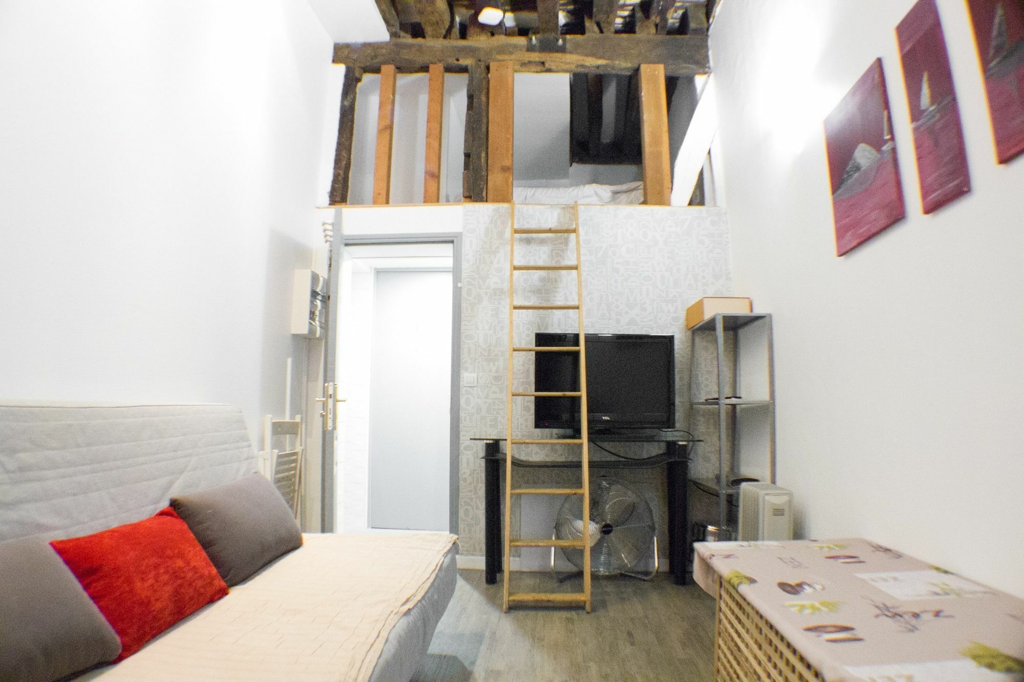 Petit Pompidou Apartment Paris