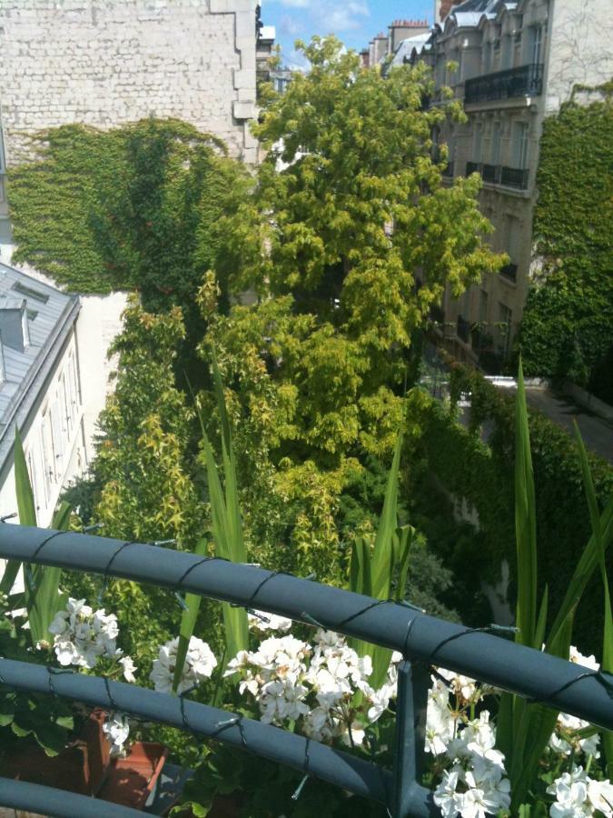 52 Clichy - D'hotes Bed & Breakfast Paris