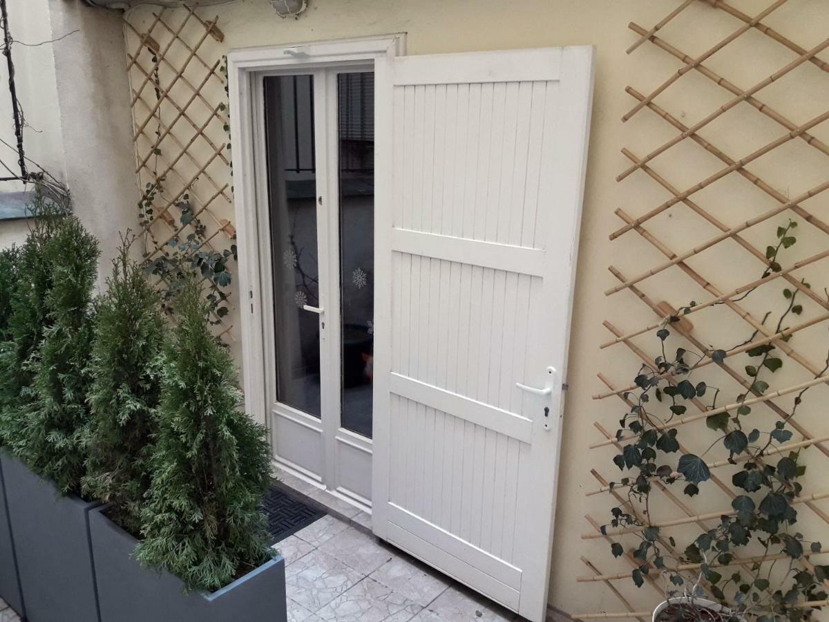 Romantic Tiny House Inside Montmartre