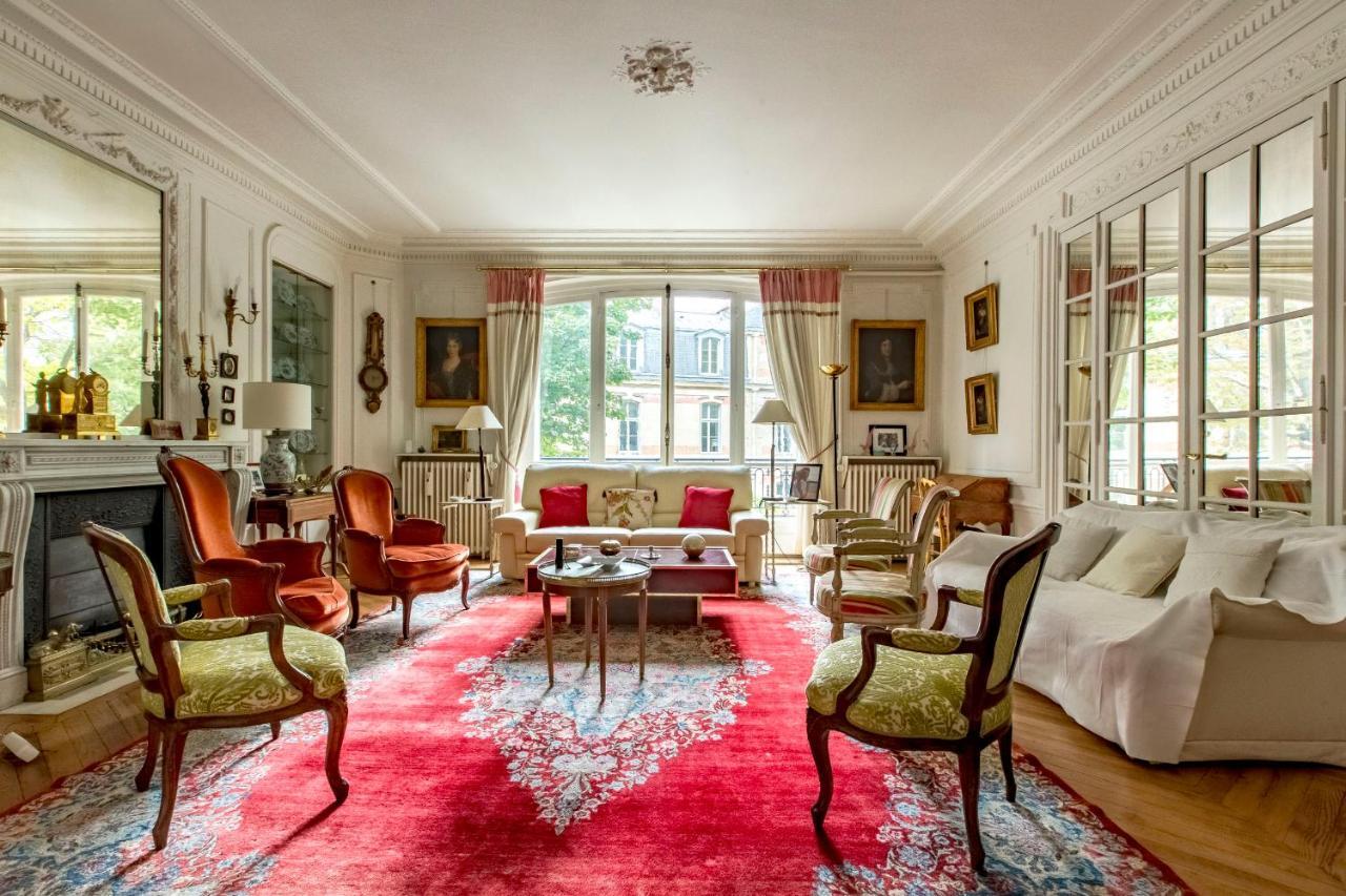 Veeve - Enchanting Murals By Trocadero Gardens Apartment Paris