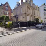 Chic studio Champs-élysées