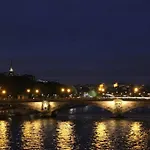 Chic studio Champs-élysées