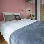 Spacious And Charming 2 Bedroom Flat A Madeleine