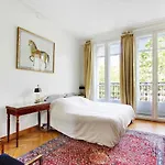 Suite junior luxueuse avec balcon et vue sur Arc de Triomphe