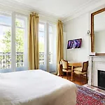 Suite junior luxueuse avec balcon et vue sur Arc de Triomphe