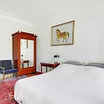 Suite junior luxueuse avec balcon et vue sur Arc de Triomphe