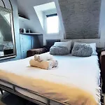 Nid Perche Au Coeur De Pigalle