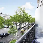 Suite junior luxueuse avec balcon et vue sur Arc de Triomphe
