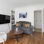 Charming Flat With Balcony In The Centre Of Paris - Welkeys