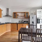 Charming Flat With Balcony In The Centre Of Paris - Welkeys