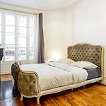 Abbesses - Superbe Appartement Avec Cheminees
