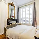 Abbesses - Superbe Appartement Avec Cheminees