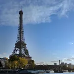 Appartement Typique en plein Coeur de Paris vue tour Eiffel et tour Montparnasse