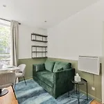 Independant Flat: Canal St Martin&Trains Stations!