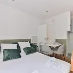 Independant Flat: Canal St Martin&Trains Stations!
