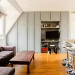 Beautiful Apartment With A View Of Eiffel Tower In Center Paris