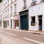 Unique And Bright Studio Apartment In Paris