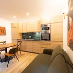 Au Pied De La Tour