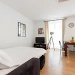 Rue Cler - Eiffel Tower City Apartment