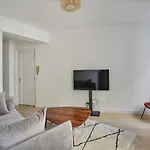 Apartment Center Of Paris By Studio Prestige