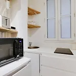 Cozy Parisian Retreat In The Heart Of The City