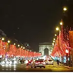Au Pied De La Tour Eiffel Trocadero