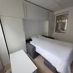 Studio Bien Equipe Au Calme A Montmartre