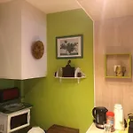 Studio Pigalle De 25 M2 - 2 Lits Simples Type Gigogne Pour 2 Personnes - Coeur Touristique De Paris - 2 Minutes De La Station Metro Pigalle ,Petit Train Vers La Butte Montmartre-Cabarets Moulin Rouge,Chez Michou-Restaurants Bouillon Pigalle,Berliner