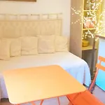Small Luxurious Room In The Heart Of Saint Germain