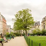 Marais Place des Vosges Sevigne