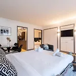Avenue Montaigne Saint Honore