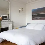2 Bd Lovely Apt Facing Canal St Martin Sleeps 6