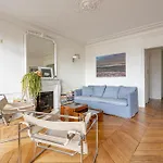 2 Bd Lovely Apt Facing Canal St Martin Sleeps 6