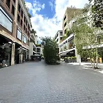 Deux Appartements Lumineux Situes Dans Le Quartier Historique De La Rue Du Bac