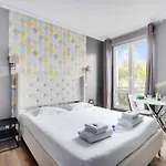 Light-Filled Suite Near Gare De L\'Est