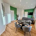 Very Bright Newly Renovated Apt With Ac