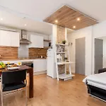 Eiffel Tower & Champ De Mars - Cityapartmentstay