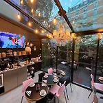 Le Glam\'s Hotel