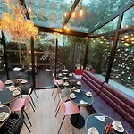 Le Glam\'s Hotel