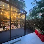 Le Glam\'s Hotel