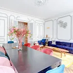 L\'Elegance Parisienne Au Coeur Des Champs-Elysees