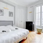 L\'Elegance Parisienne Au Coeur Des Champs-Elysees