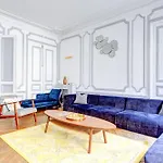 L\'Elegance Parisienne Au Coeur Des Champs-Elysees