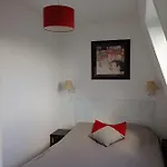 Charming 2 Rooms In Front Of The Square Montholon