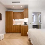Charming Pied-A-Terre Champs-Elysee