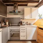 Notre-Dame Stunning 2 Bedroom Air Conditioned Flat