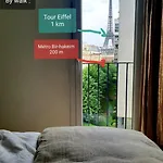 Spacious Apartment With View Of The Eiffel Tower