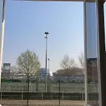 Studio Lumineux Avec Vue Sur Le Canal