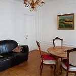 Moulin Rouge Apartment
